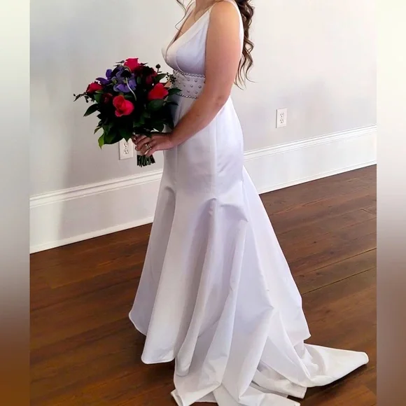 Beautiful mermaid/trumpet wedding dress. Size 8 - Picture 1 of 7